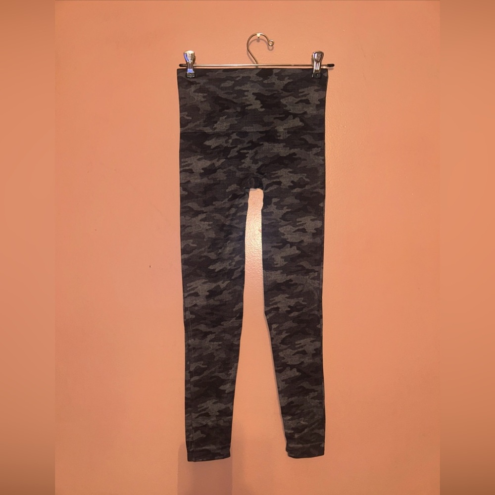 NWOT Spanx Leggings Womens MEDIUM Gray Camo Look At Me Now Seamless High Rise